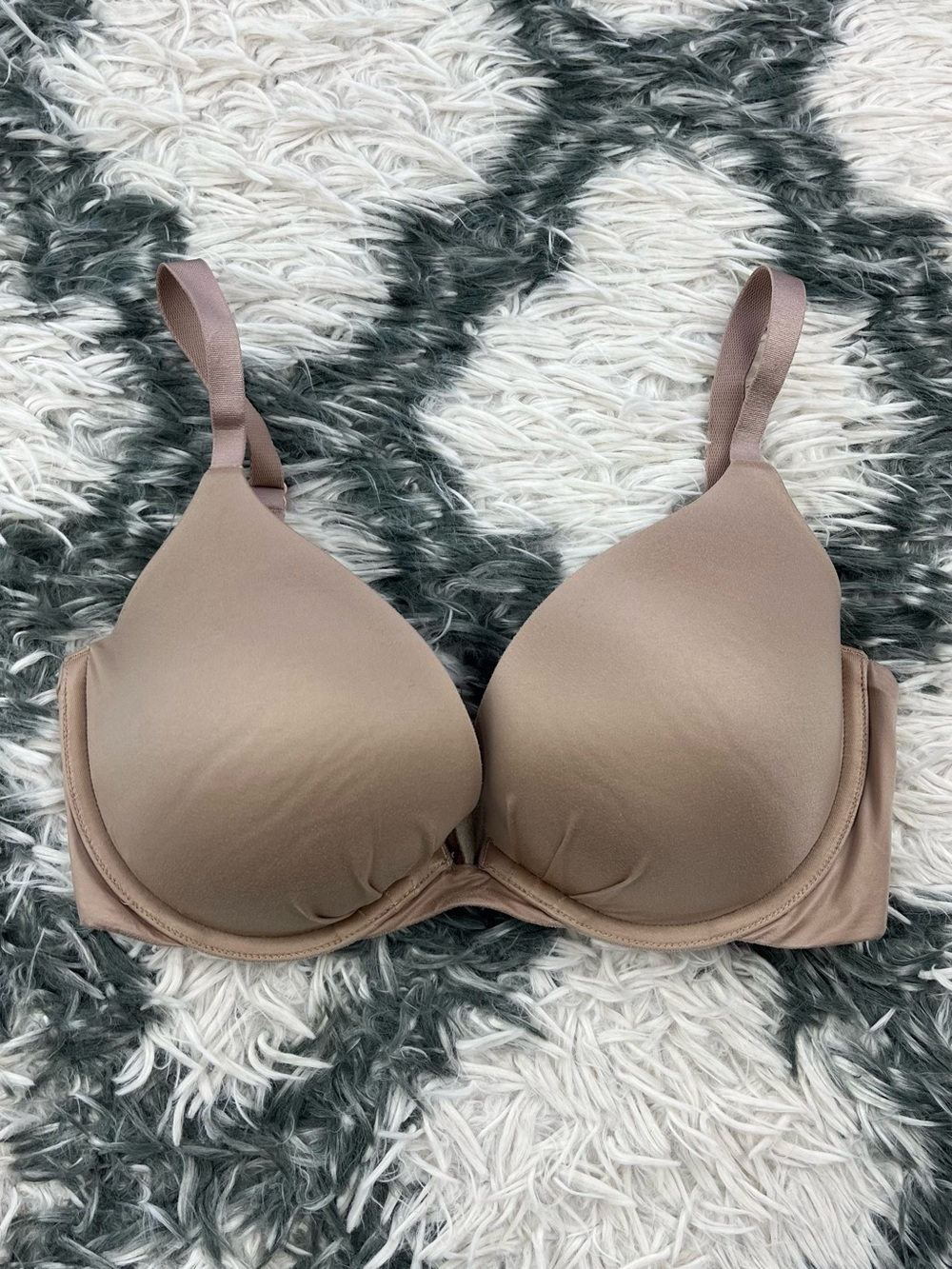 Victoria’s Secret Women’s Beige Plunge Bra Size 32DD